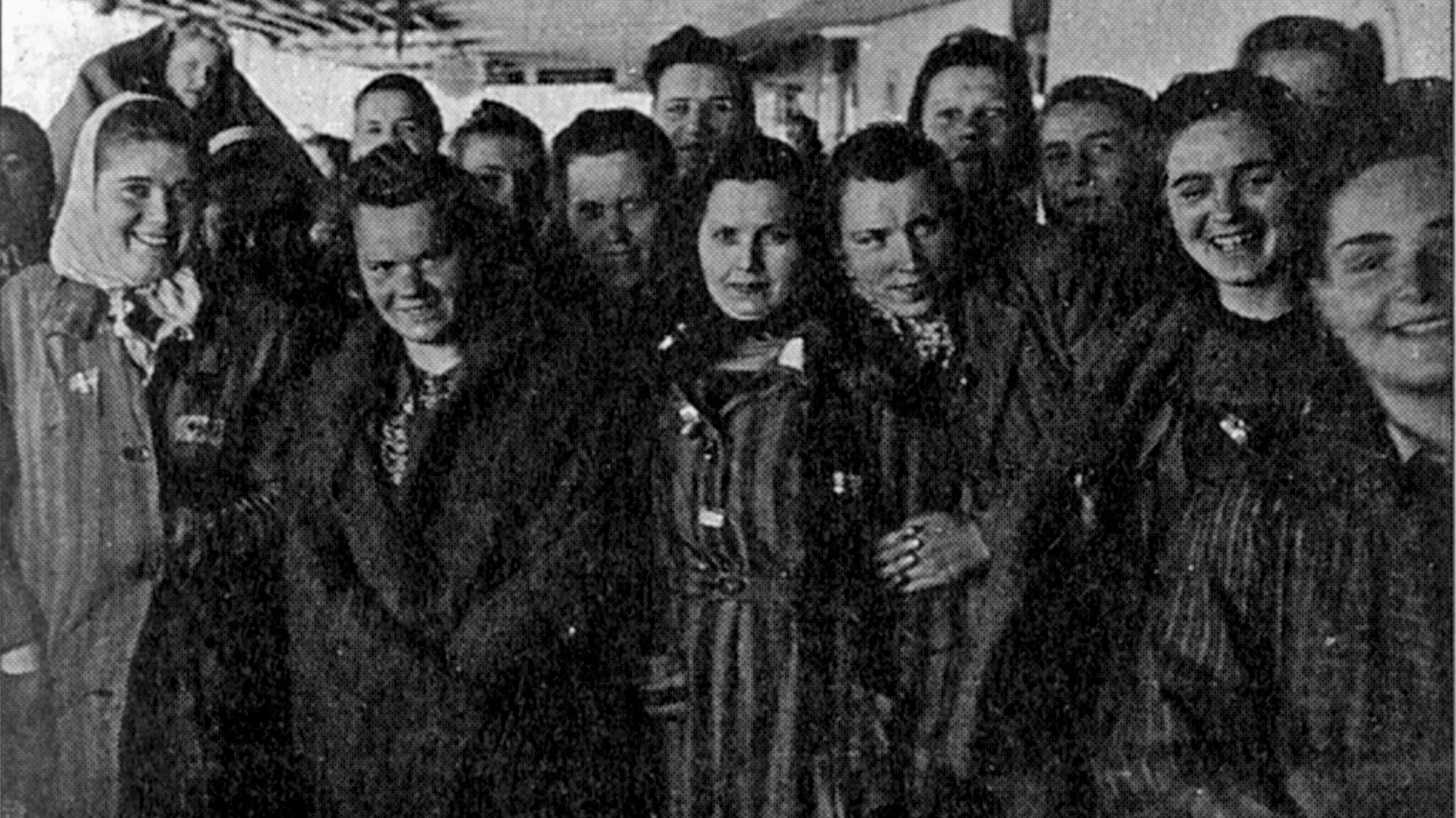 Foto från Löjtnant Hallquists dagbok, några av de kvinnor som färdats med de Vita bussarna.