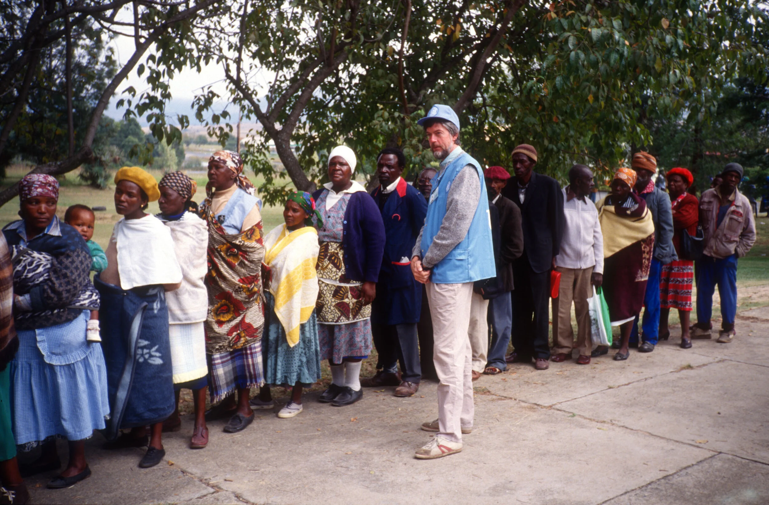 9 David vid kön till en vallokal.jpeg