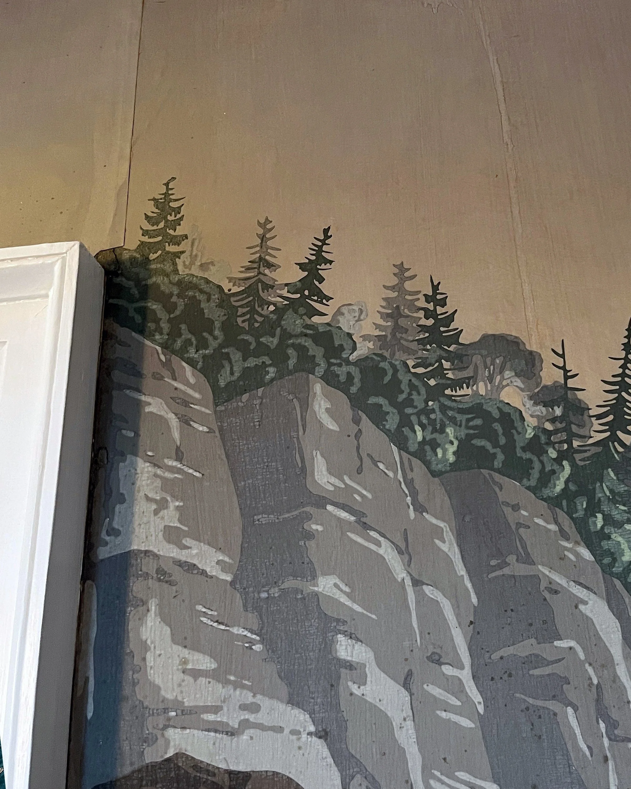 Antique War of Independence wallpaper before restoration