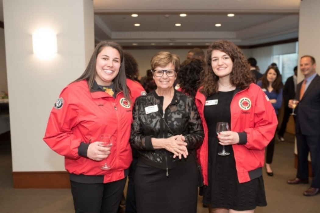 Anne Schoff (center)