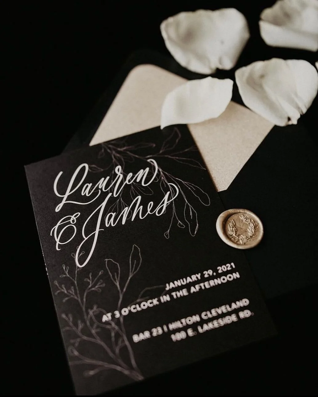 More moody wedding stationery, please. 😍🖤
⠀⠀⠀⠀⠀⠀⠀⠀⠀

📸: @artgoansphotography /@ashandivyphotography / @darlingrosephotos