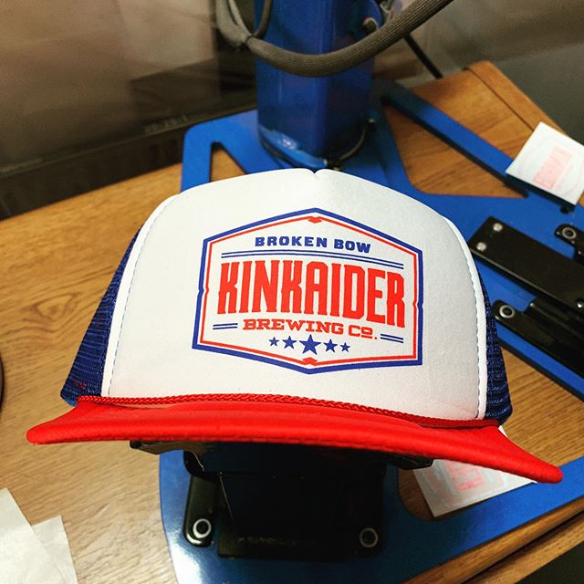 ‘Merica! Screen printed foam panel trucker caps. This particular beauty available via @kinkaiderbrewing .
.
#truckercaps #screenprinting #foamtrucker #screeninkne