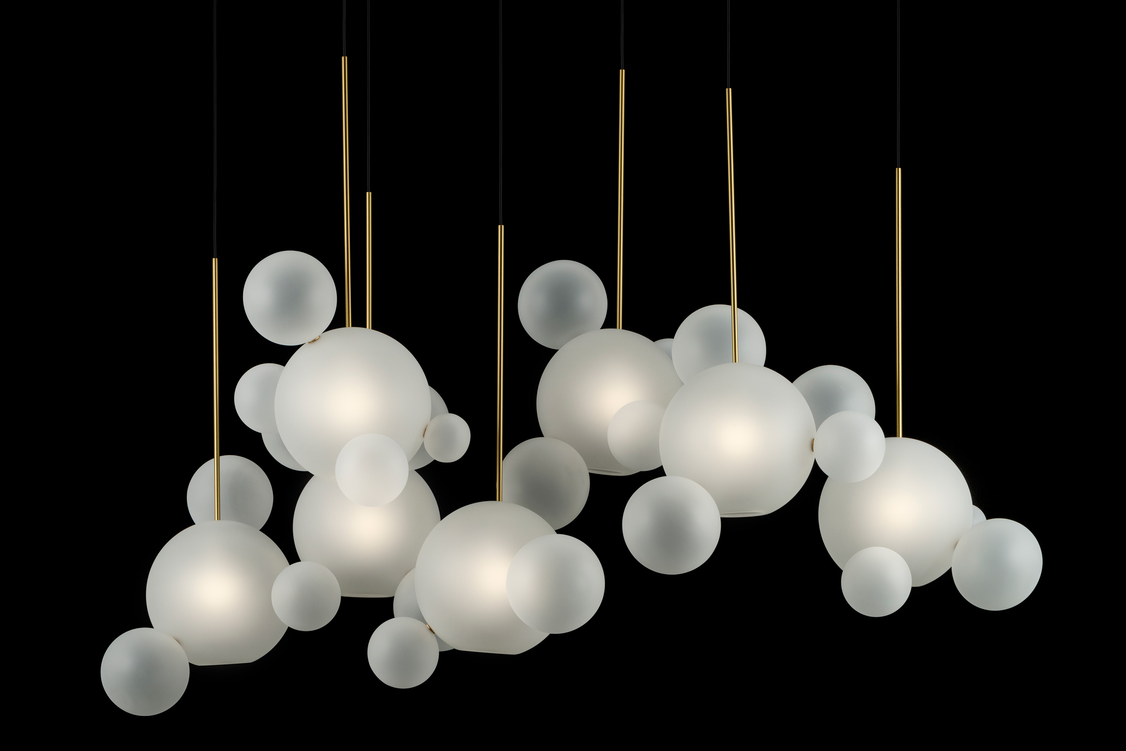 Giopato_Coombes_Bolle_Frosted_Zigzag_Chandelier_34_Bubbles_Ph_FedericoVilla.jpg