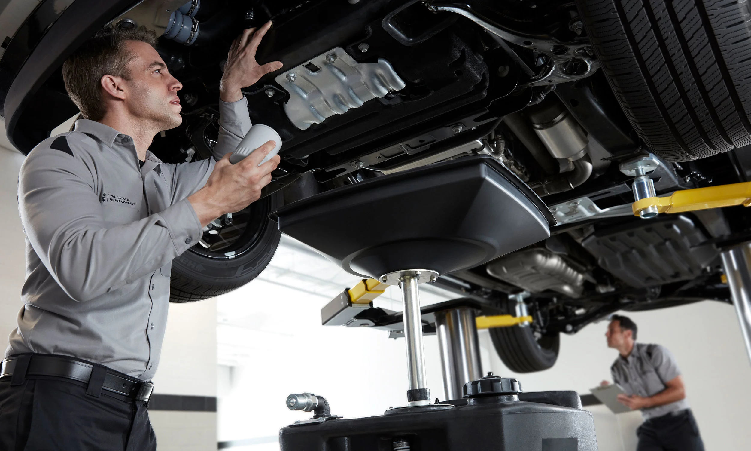 18_LCN_XBD_44215_Service_Technician_Oil_Change.jpg
