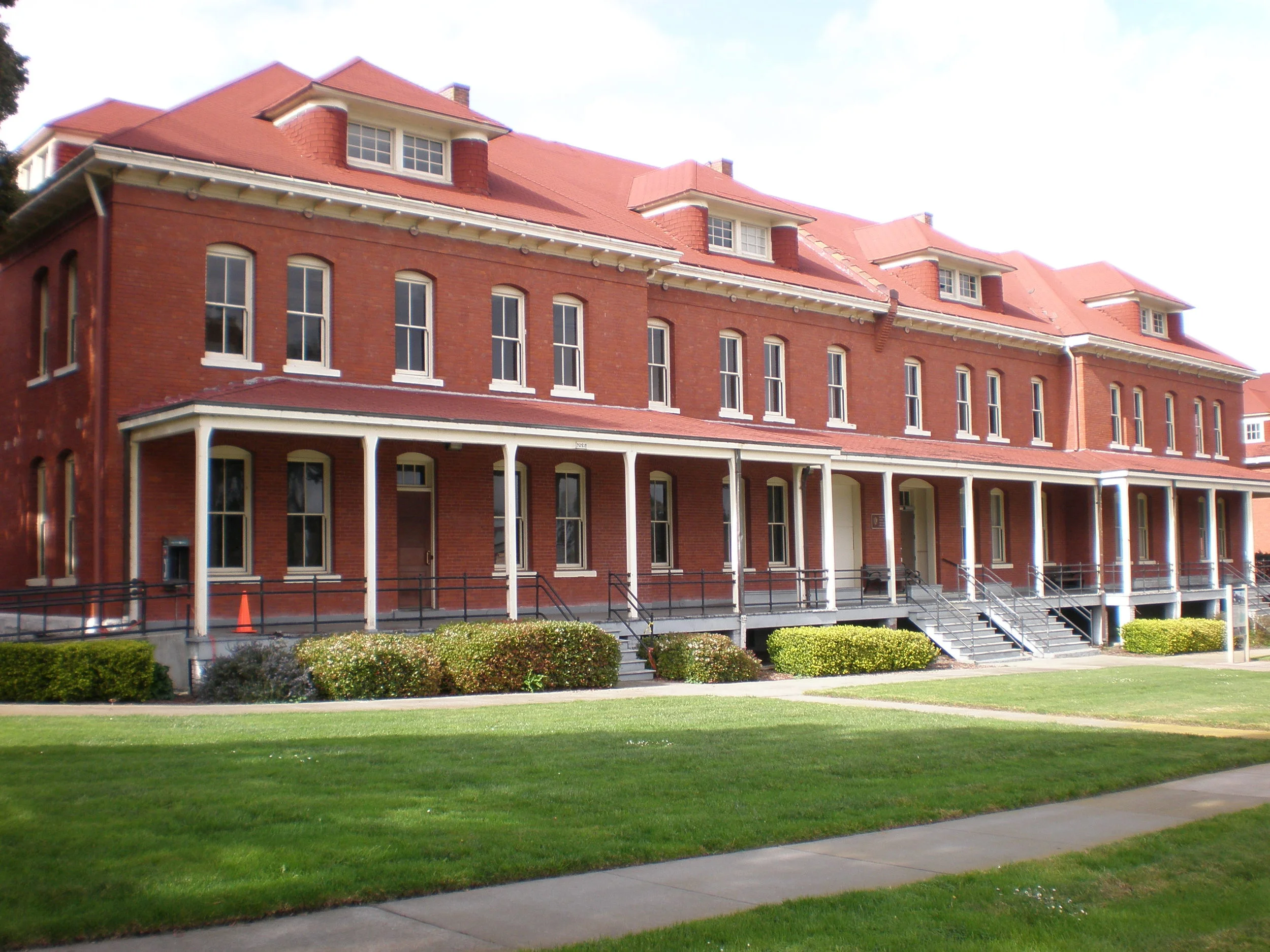 Presidio_Montgomery_St._Barracks.jpg
