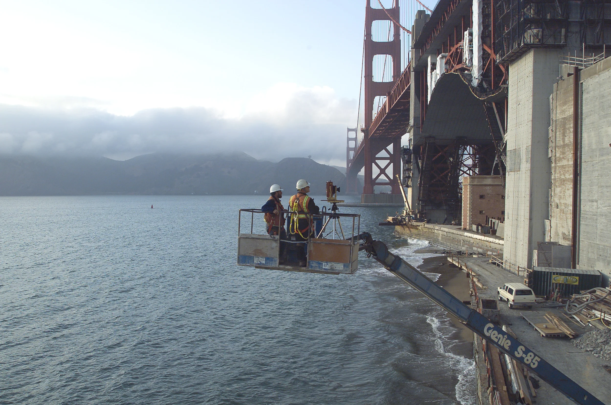 2004.05.25-88LF5048 Photographer on Boom Lift Doing Next Photo.jpg