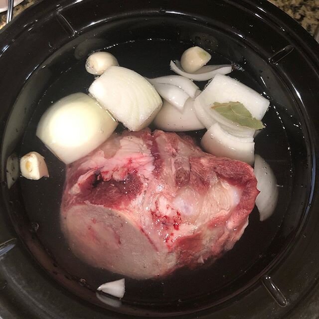 Another batch of immune boosting bone 🍖 broth ready to cook:
✅1.5 lbs grass fed beef bones
✅1 onion cut up
✅4-5 cloves of garlic
✅2 bay leaves
✅2 TBSP Apple cider vinegar
✅4-5 black peppercorns ✅Pinch sea salt 👉Fill slow cooker with ingredients the