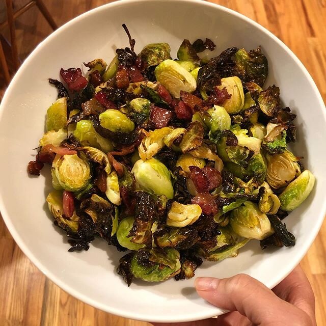 Brussel sprouts in the air fryer - not quite as good as my favorites @hudsonsocial but they come pretty close! 🥈 .
To make them: Cut up 3 strips of bacon, air fry for 5 minutes, then pause cooking and add brussel sprouts (cut in half) and air fry fo
