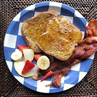 Paleo French Toast 😁☀️
🔹2 slices of grain free/ paleo bread (I used @baseculture)
🔹1 egg
🔹 1/3 cup unsweetened almond milk
🔹 1/4 tsp vanilla
🔹 1/8 tsp nutmeg
🔹 Pinch of salt
🔹 1 TBSP ghee or coconut oil 🔹OPTIONAL: Pure maple syrup or melted 