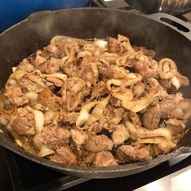 I know organ meats might not be your thing 😝, but these pastured chicken livers from @rm_farmsnj cooked with onions in ghee and @kettleandfire bone broth hit the spot. 😋 Organ meats are packed with nutrients and if you have access to healthy pastur