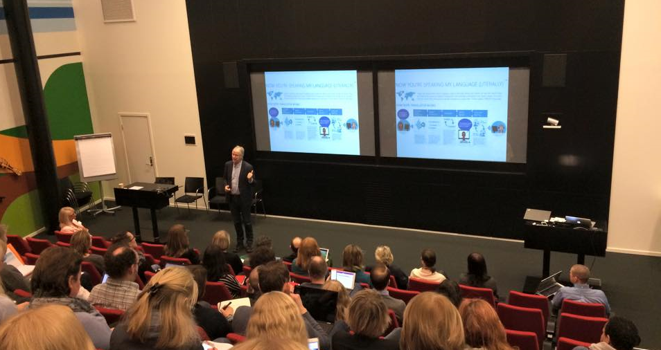 Arne Krokan lærer hele salen å bruke talefunksjon i sms på REN møte. En ekte digitalmisjonær. Foto: Linda Meskestad