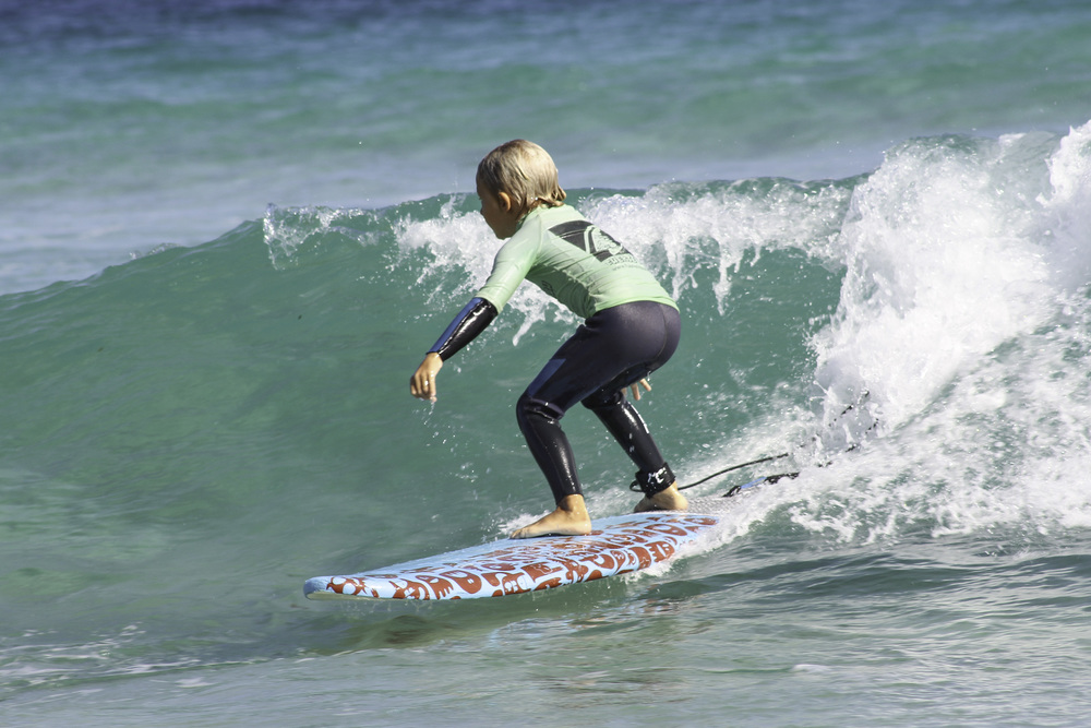 Surf para niñas y niños en Fuerteventura. Fuerte Tribu surf club