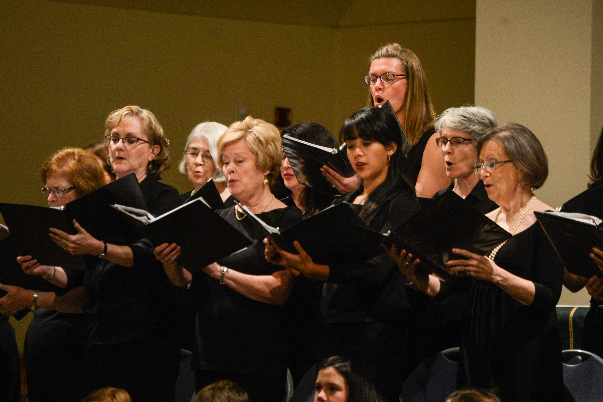 Women of the St. Louis Choir sing the chant.