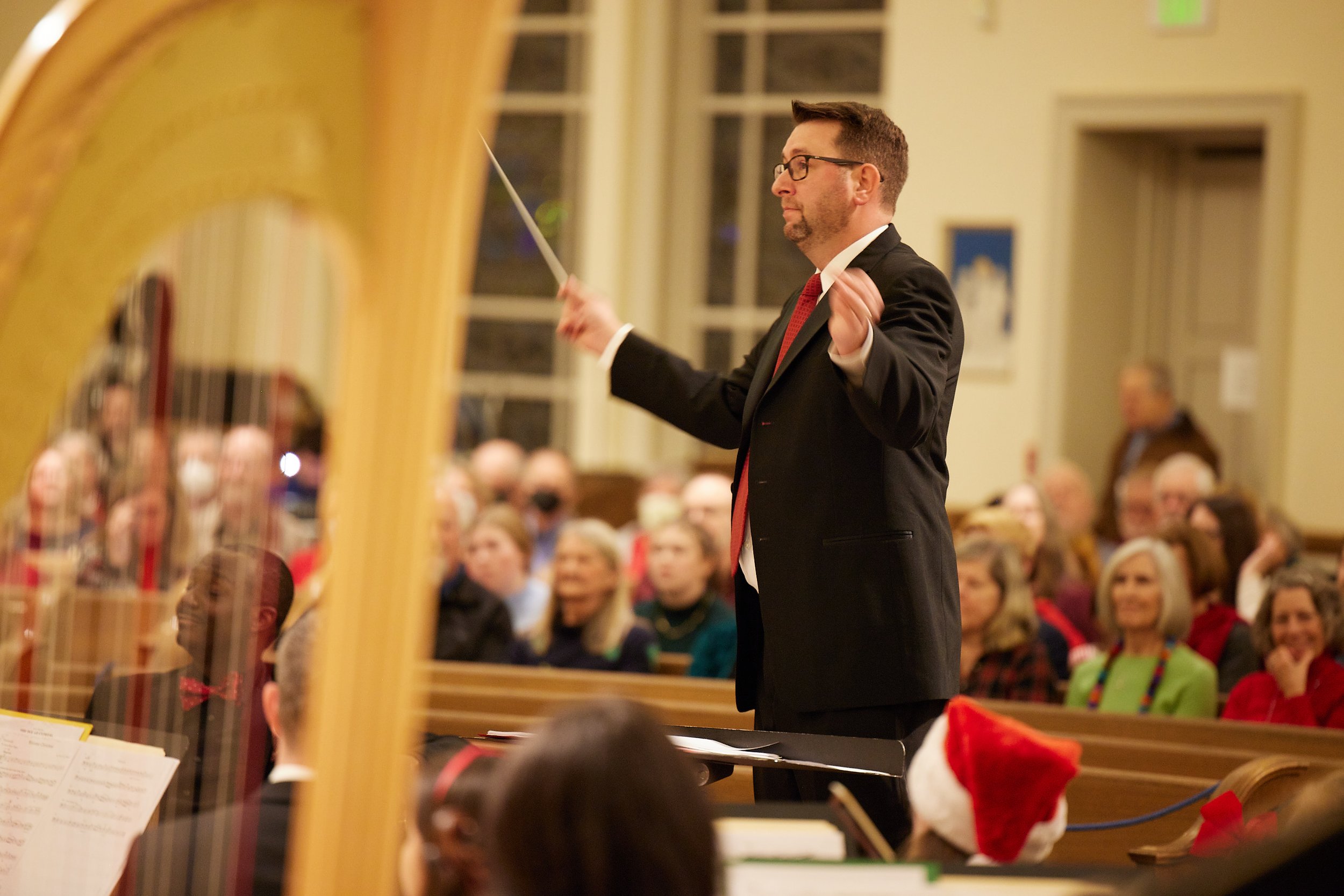 Paul Heinemann conducts the children's choir.