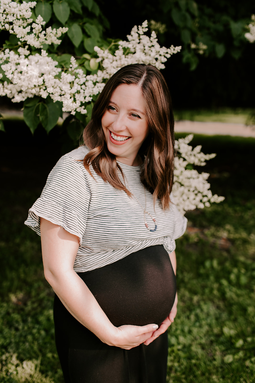 Outdoor maternity session in Indianapolis, Indiana | Photography by Emily Elyse Wehner