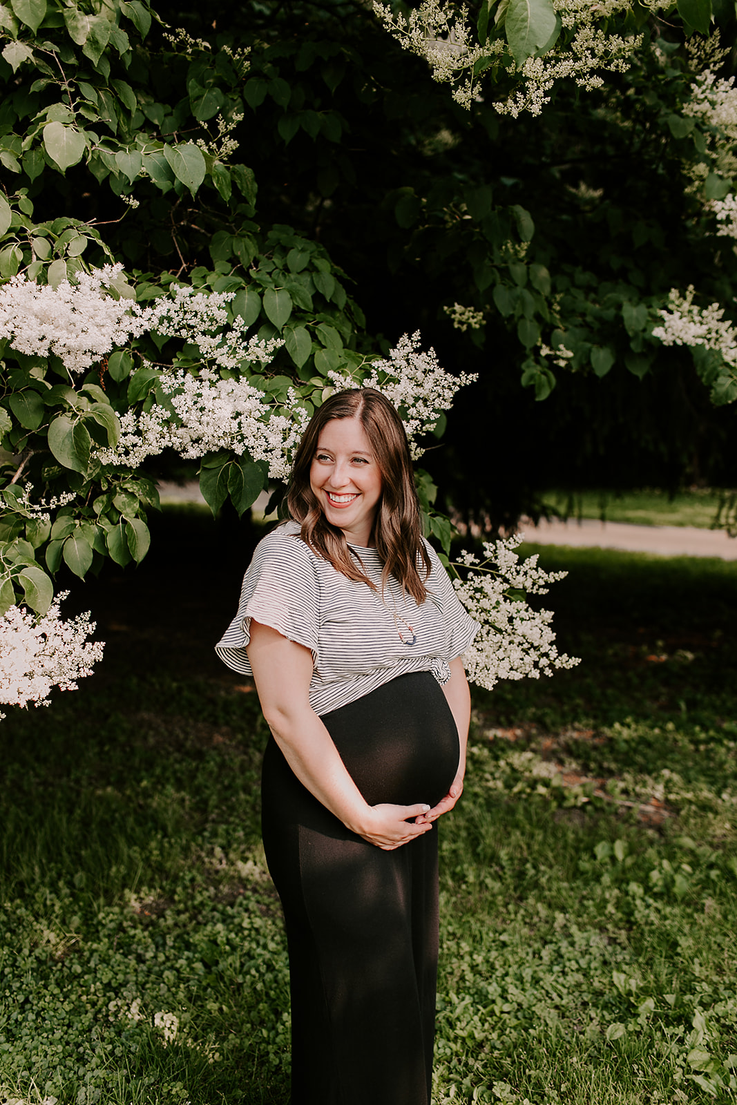 Outdoor maternity session in Indianapolis, Indiana | Photography by Emily Elyse Wehner