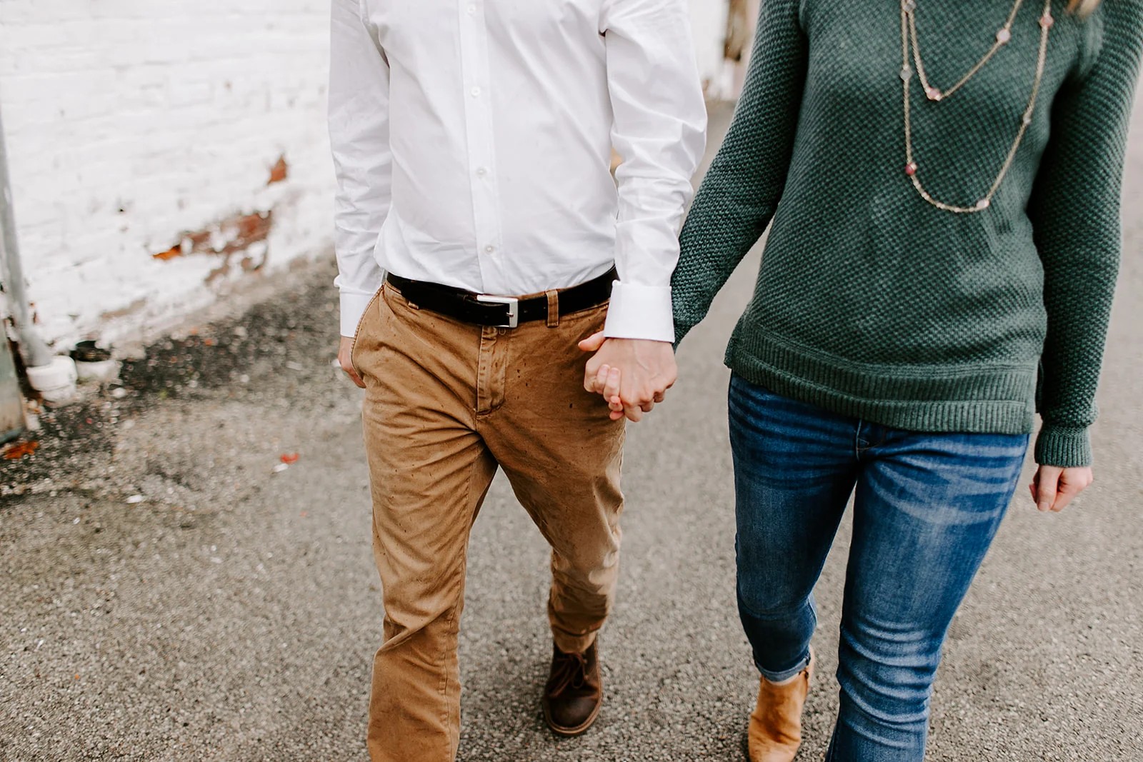 Rainy Noblesville Engagement Session including outfit ideas and posing inspiration | Photography by Emily Elyse Wehner, Noblesville Engagement photographer