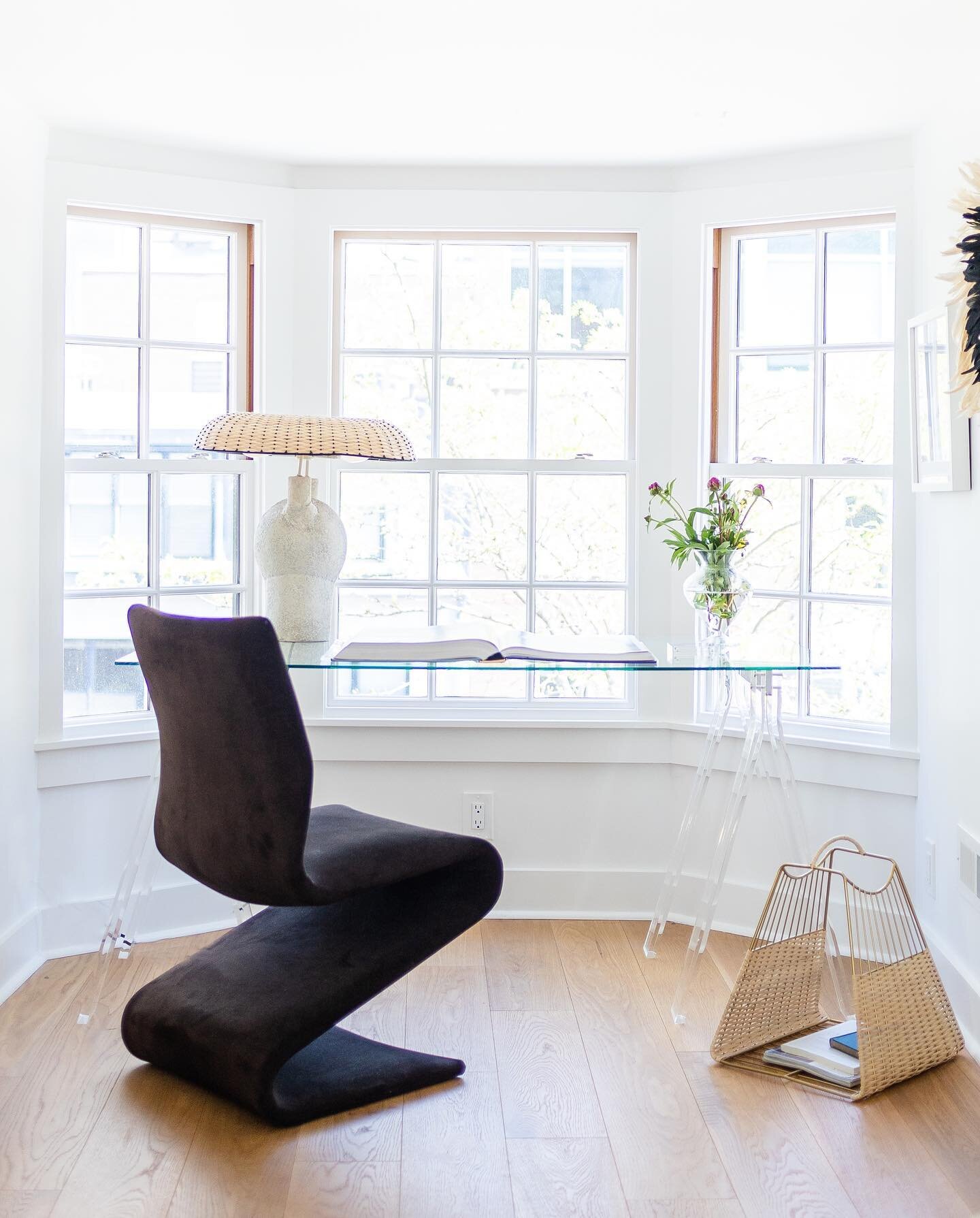 A bright &amp; dreamy office in the primary suite of 33 Bowdoin, PH
Listed with @columbusandover &amp; shot by @bostonrealestatephotographer