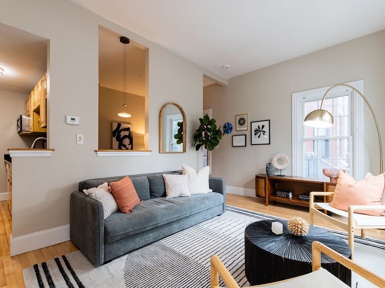A flexible floorplan in Cambridge ideal for a great live/ work balance or a tenant.  1 Hancock Place U1, represented by @jeffstephens.realtor 
Designed &amp; styled by Jess &amp; Lis 
OH schedule: 3/25 &amp; 3/26 - 11a-1pm 
#cambridgehomes #bostonhom