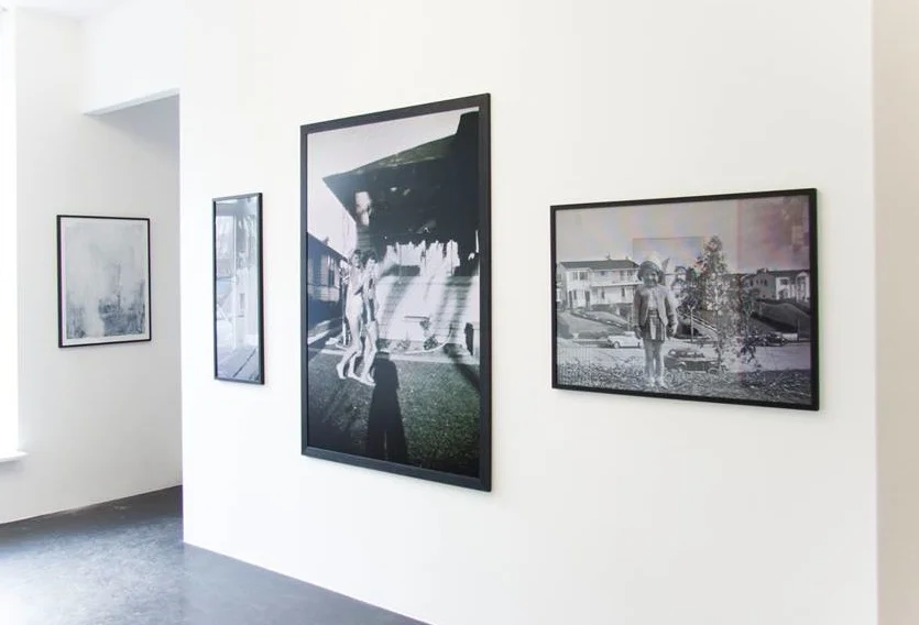 Exhibition view, works by Diana Artus (wall left) and Ornella Fieres (3 works on the right wall)