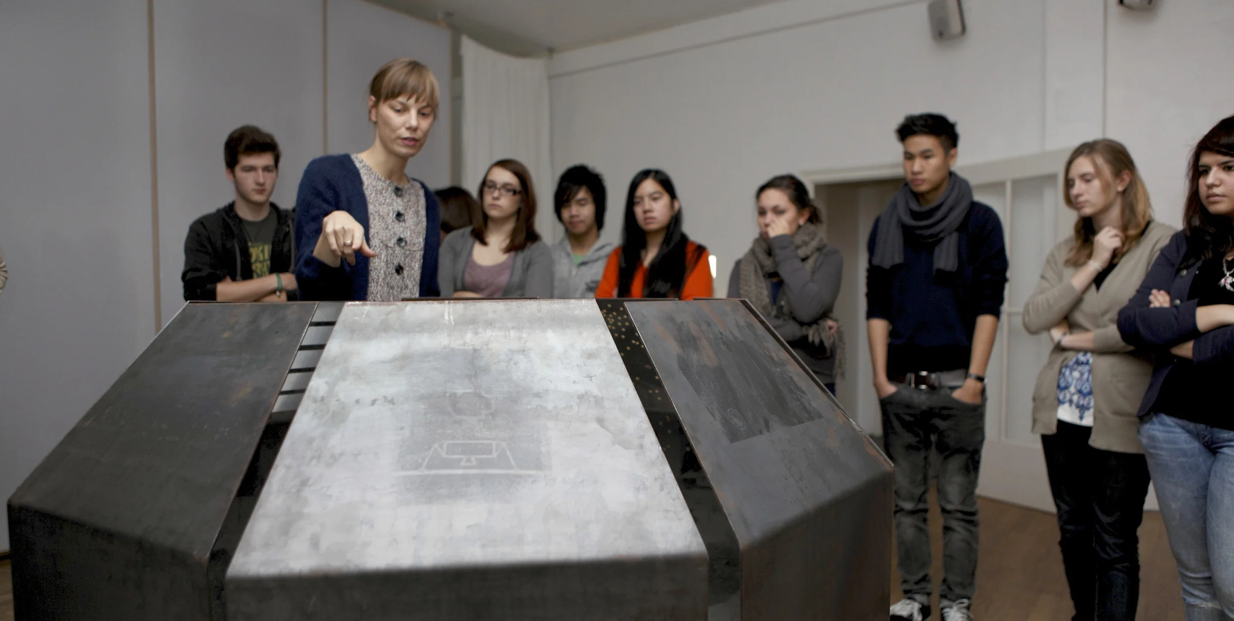 Maja Block explains the work by Swyndle & Hawks to the students of Werner von Siemens grammar school / Photo © Dirk Eisel / peer to space