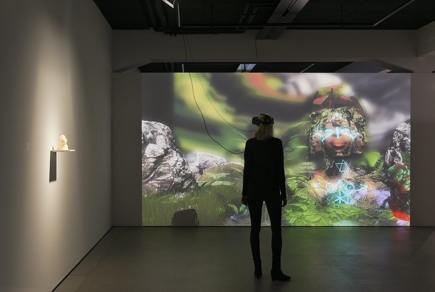 Exhibition view THE UNFRAMED WORLD at HeK Basel, artwork: Alfredo Salazar-Caro, Portrait of Elizabeth Mputu, 2016 (Sculpture and VR experience) / Photo by Franz Wamhof