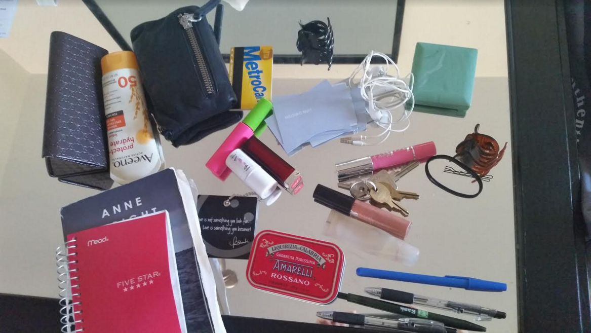  GUCCI ! eyeglasses  Sunblock spf 50 My tough lady Cotelac wallet Great lash mascara Boomstick (multi purpose by Cindy Joseph)&nbsp; Metro card Hairpin 'New Jersey' hairclips; two small. Hair elastic Business cards Clinique compact Headphones for pho