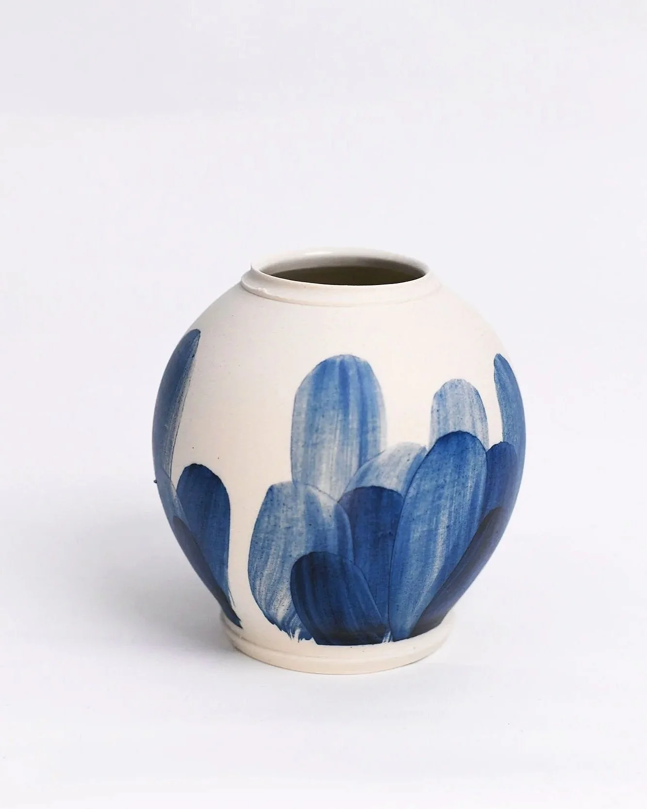 Mellem stor vase i porcelæn