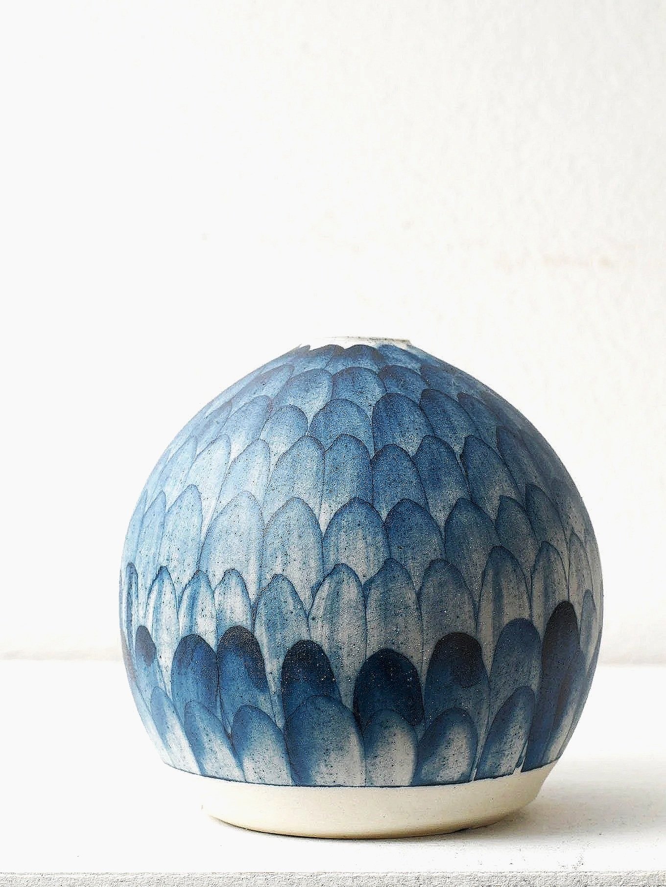 Blå hånddrejet vase med "fjerstrøg"