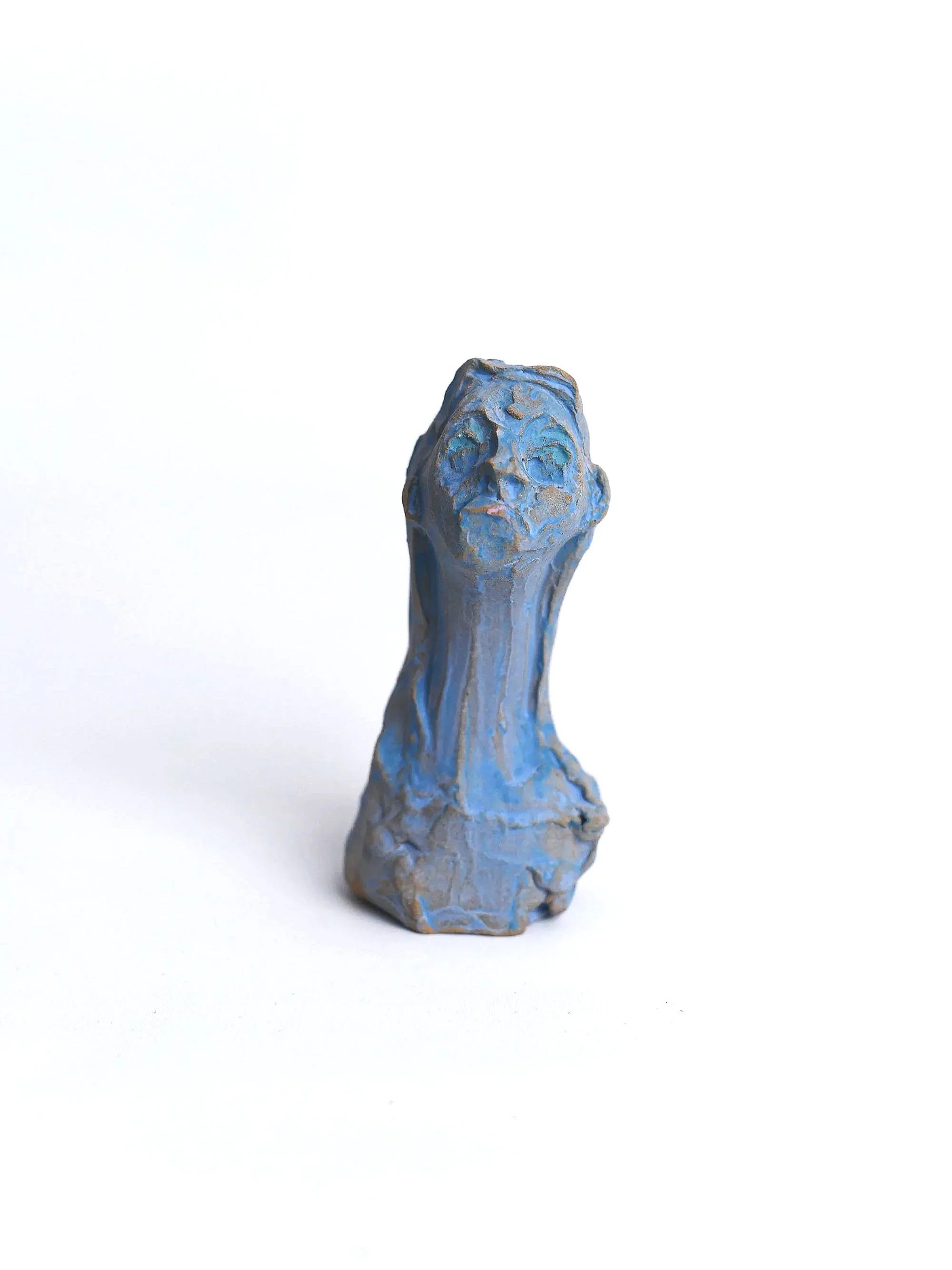 Blå dame med lyserød læbestift