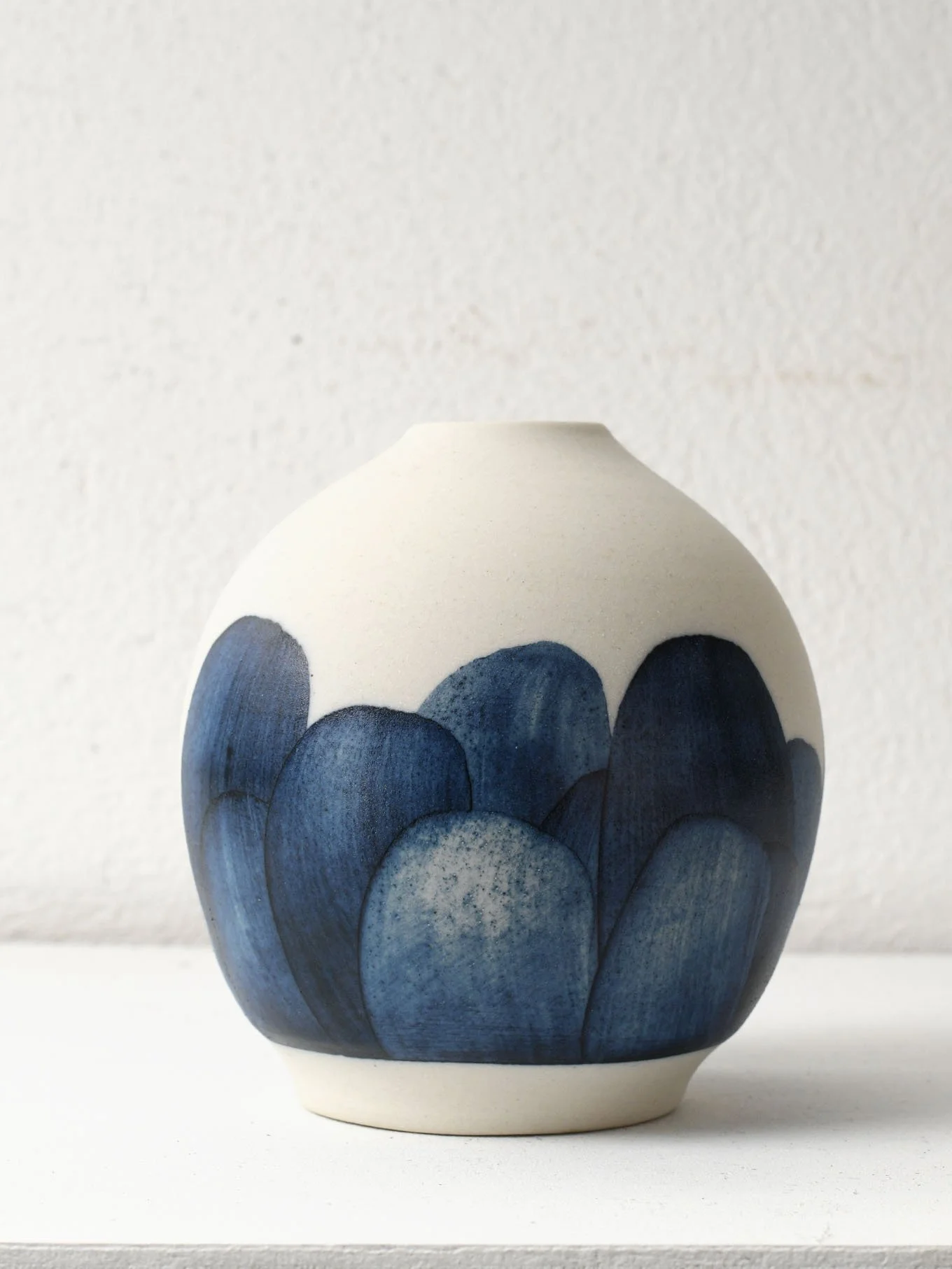 Mellem stor vase i porcelæn
