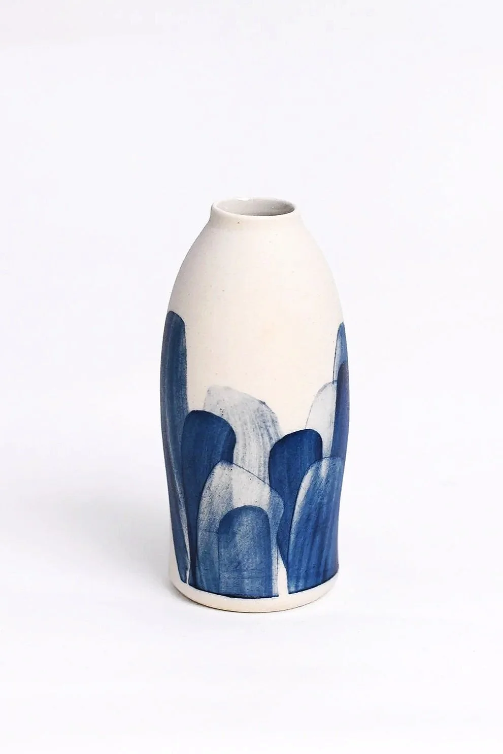 Porcelæns vase med lange blå strøg