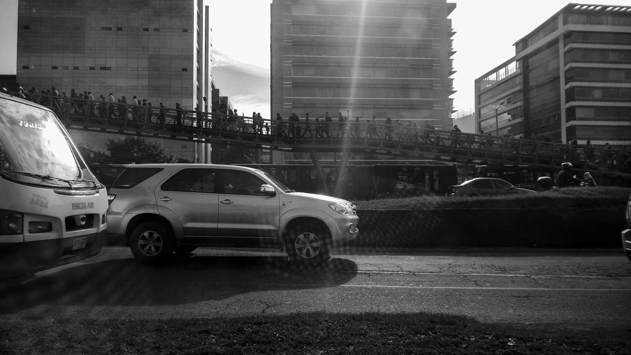 Desde el asfalto. Los grandes centros urbanos crecen inexorablemente con los automóviles y se sumergen en trancones cotidianos. Con esta inercia, la ciudad cae en una especie de letargo, de resignación (Bogotá, 2015).