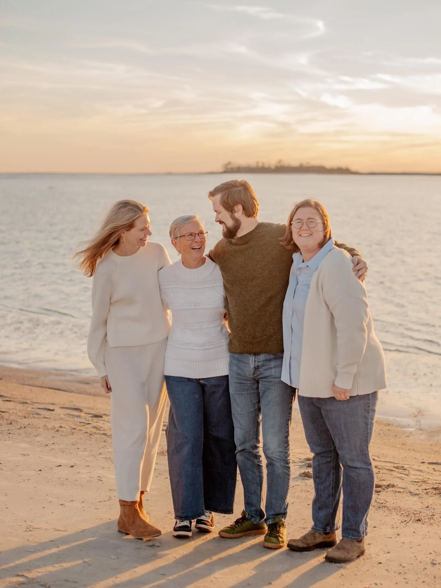 The holidays 🤝 Extended family sessions 🤍 Anna&rsquo;s group was the sweetest!