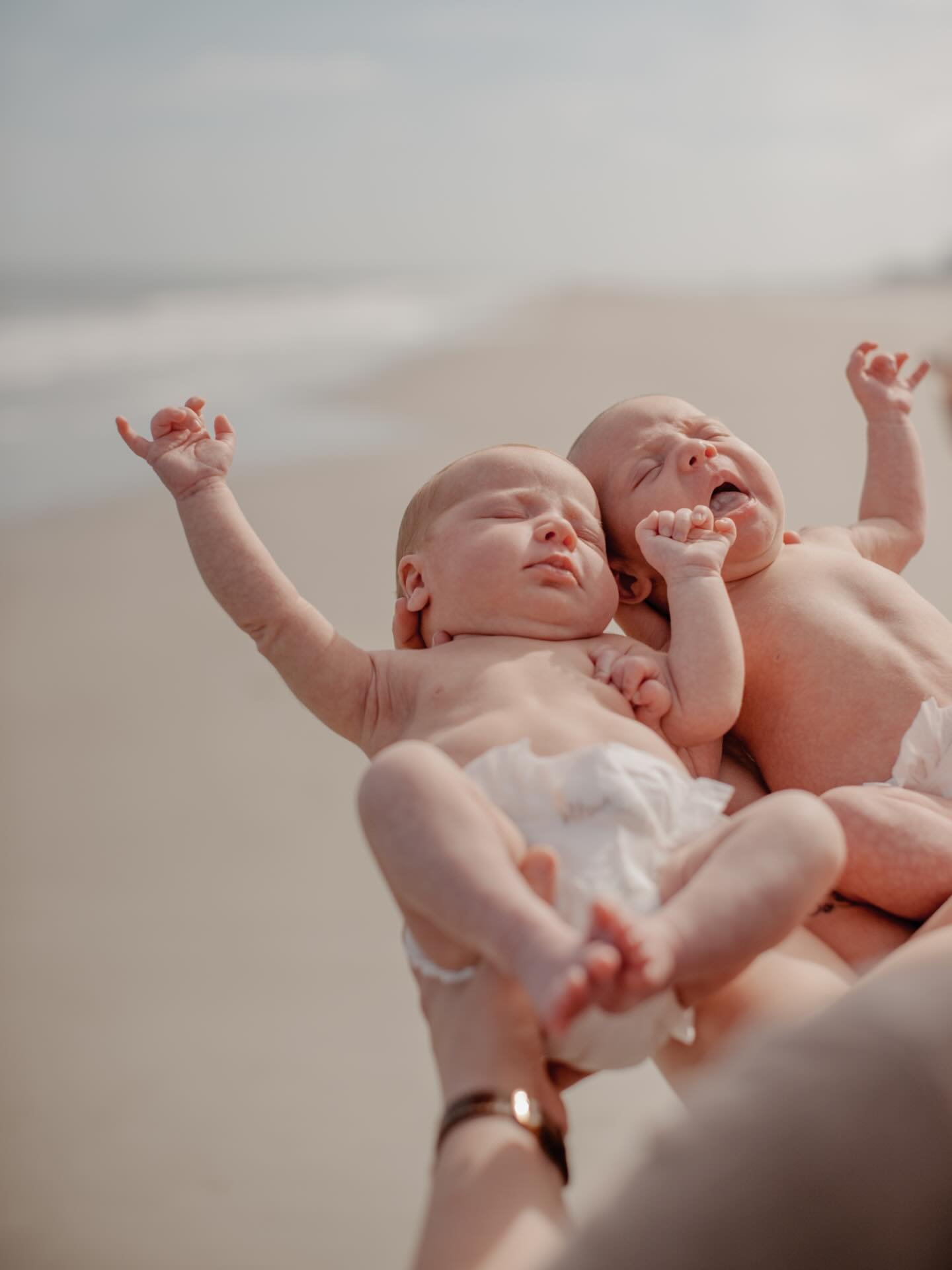 Sweet newborn twin details while their siblings played in the ocean 🌊