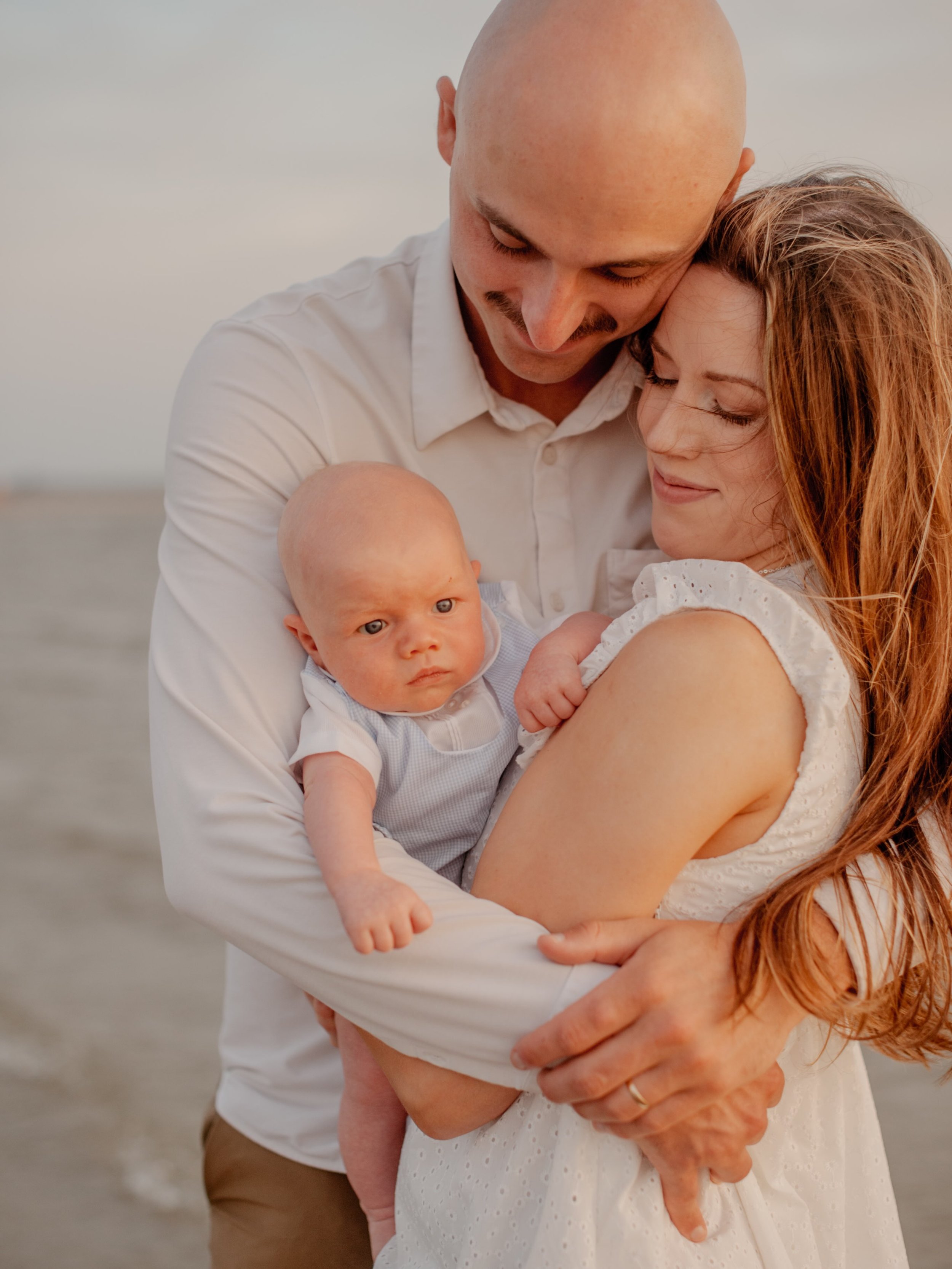 So lucky to have photographed so many sweet newborns this year 🤍 This little bud was wide awake and so alert for our beach session, and absolutely loved the ocean on his tiny toes🥹🌊