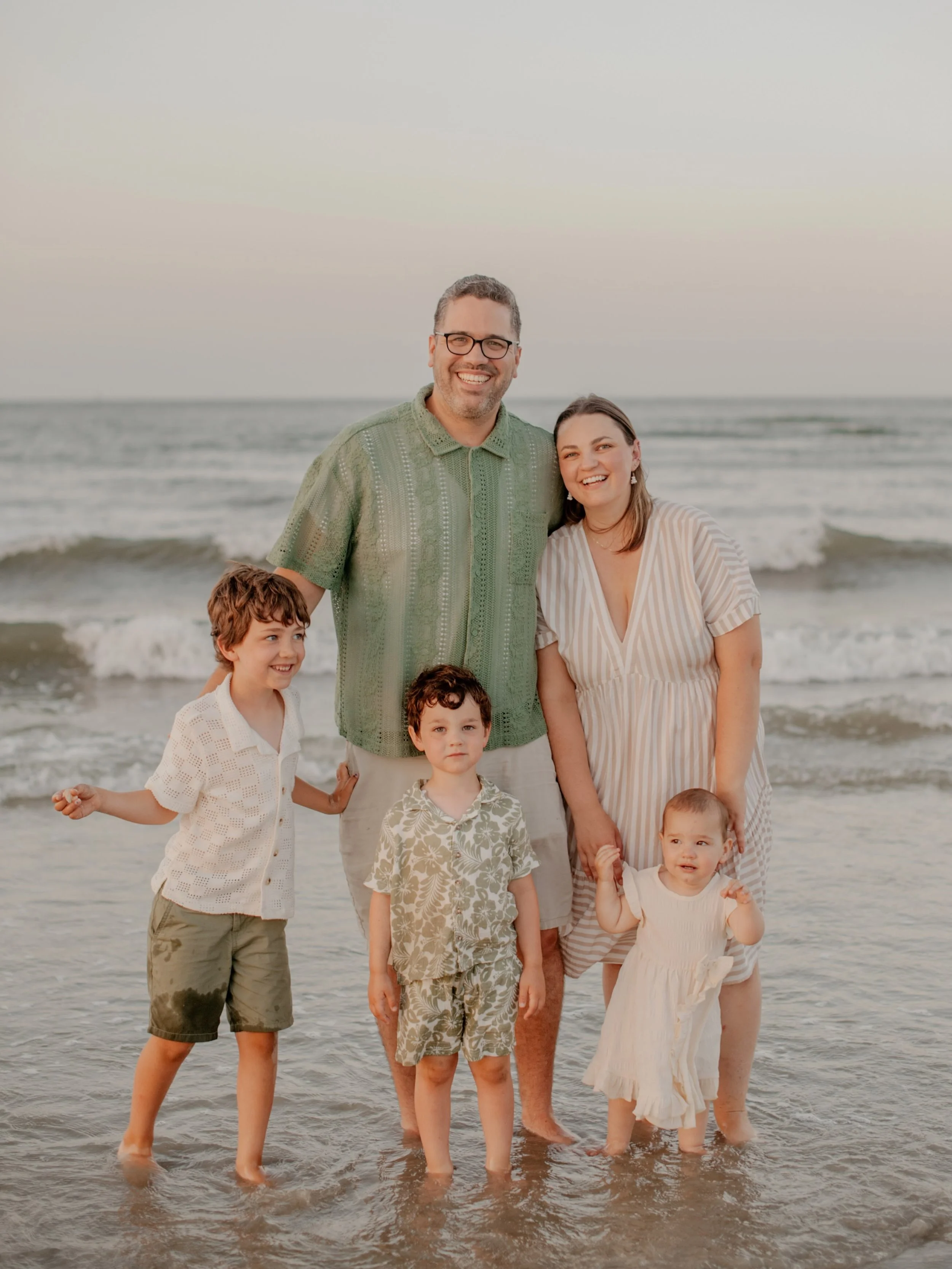 Your sign to let your kids jump in the water for photos 🤍 Golden + blue hour with the DeClark family was so much fun!
