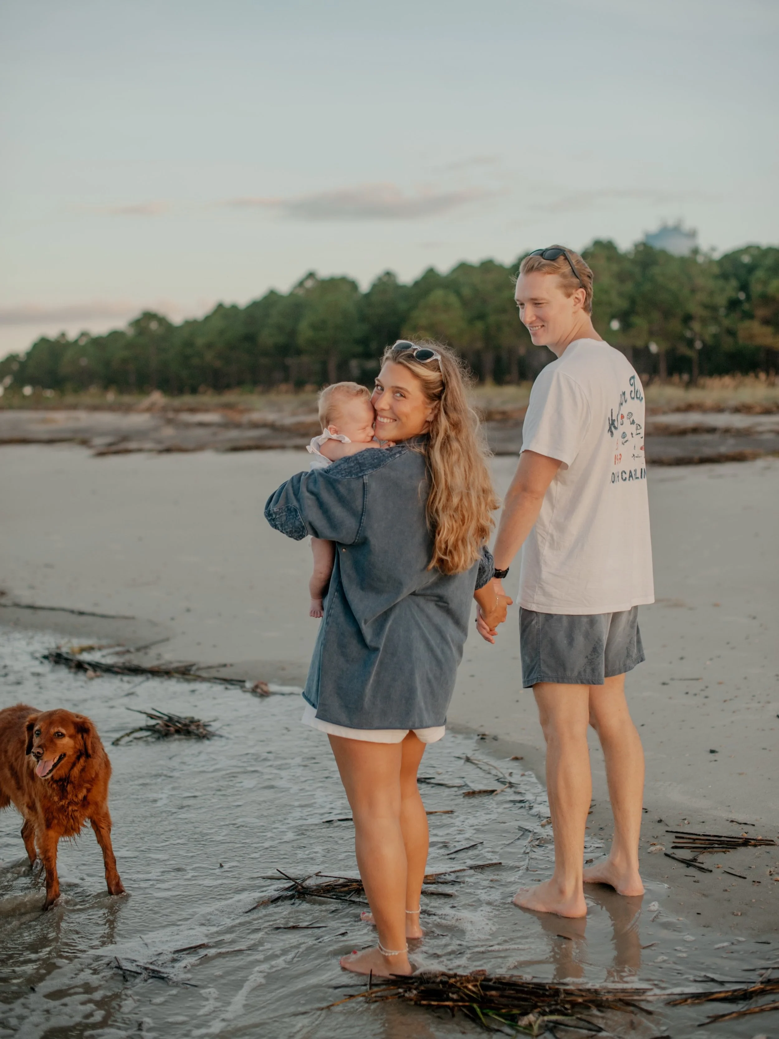 Sunrise with the Ferguson family: welcoming baby Elle 🌾 With their sweet pup Nemo&mdash; your sign to include your pup into your family photo memories 🥹 Thank you thank you guys!
