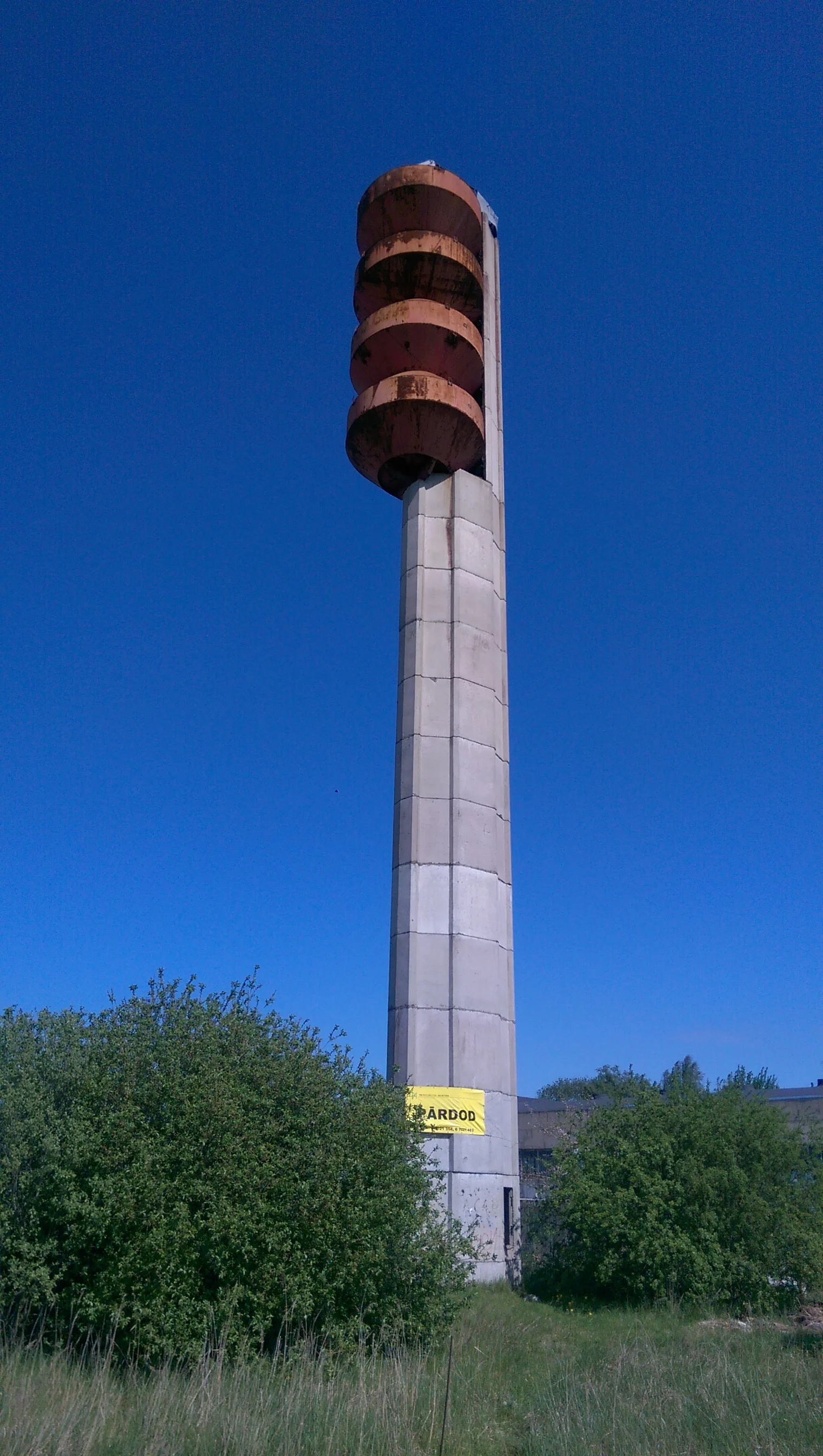 Here is the tower. 40m high and holds 40 Cubic Metres (40,000 litres) of water which would weight 40 metric tonnes. Looks in need of a bit of a trim of the bushes at the bottom and a lick of paint at the top.