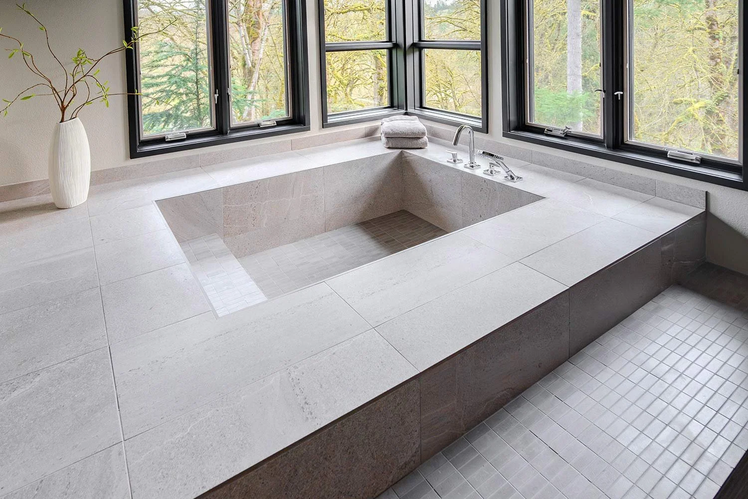 oversized modern clean bathtub