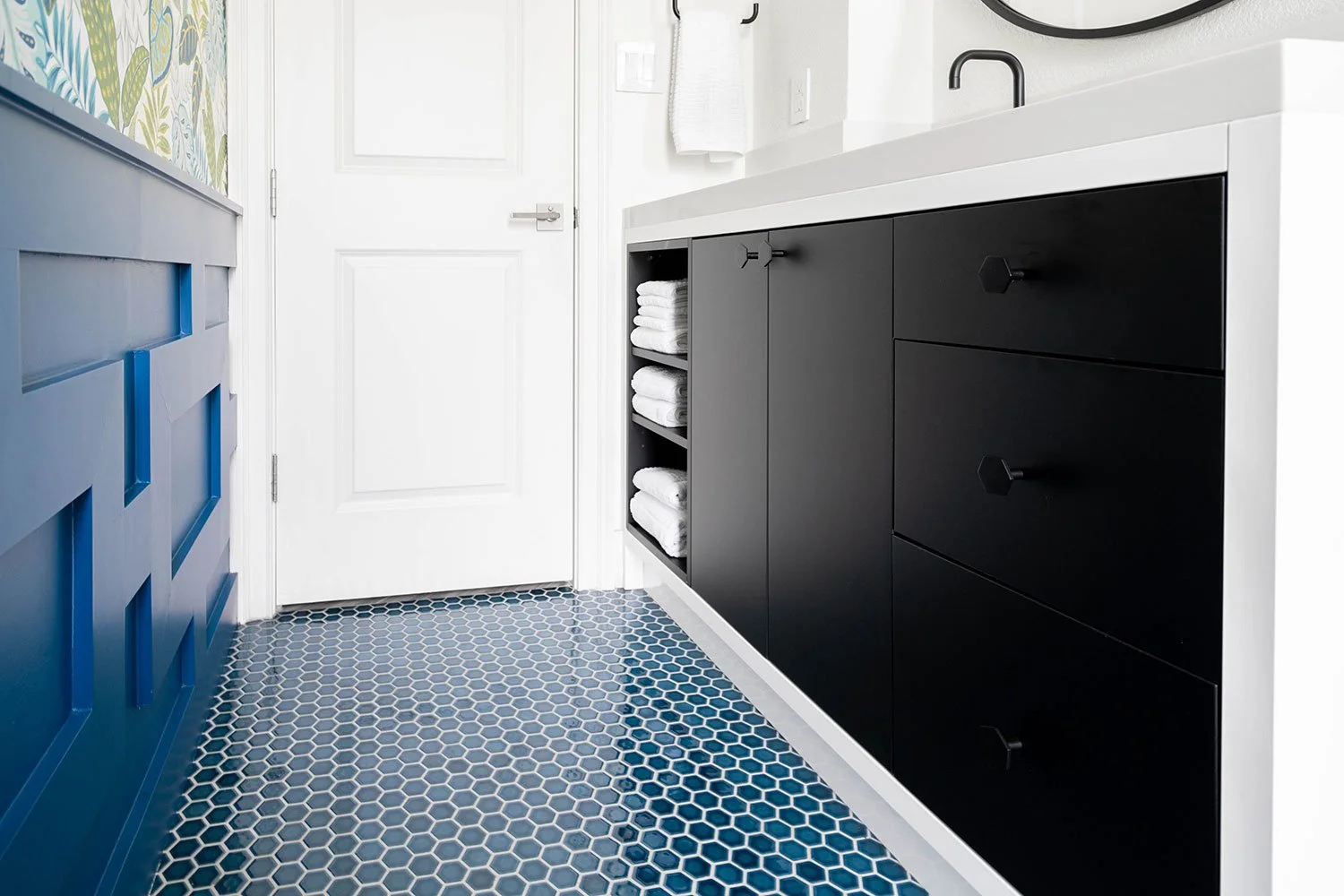 rich and dark black and blue colors in bathroom interior design