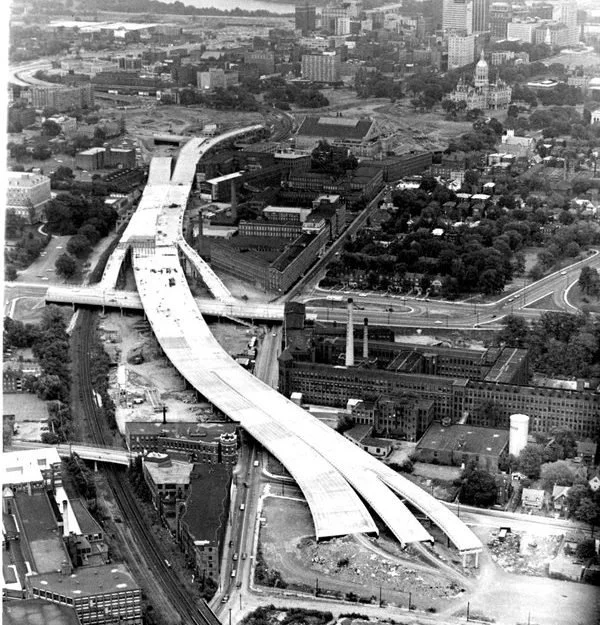 Viaduct-construction-1965-as-it-barrels-toward-downtown-and-the-connectciut-river-beyond_Hartford-Public-Library-600x625.jpg