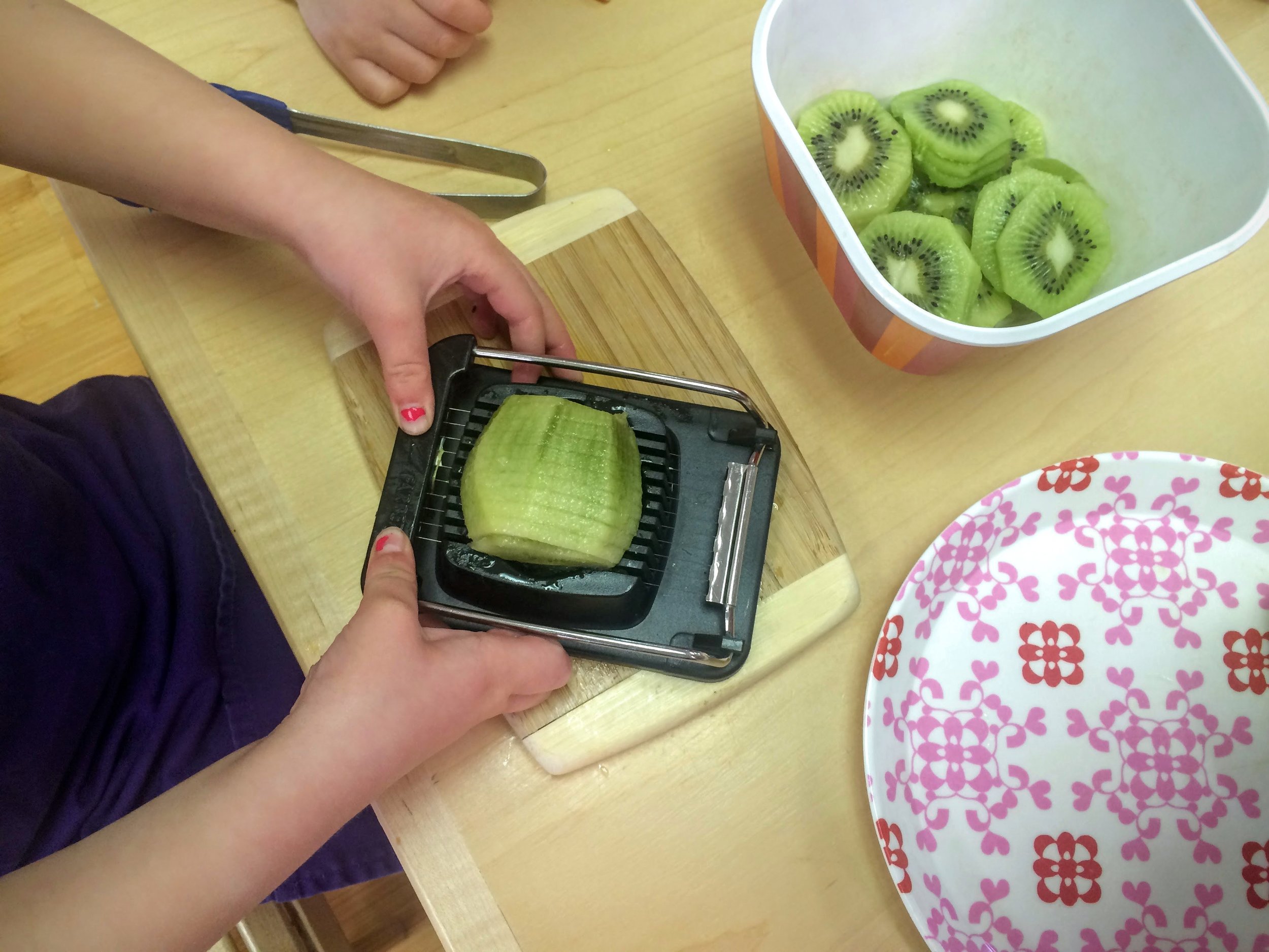 Food Preparation - Kiwi Slicing 