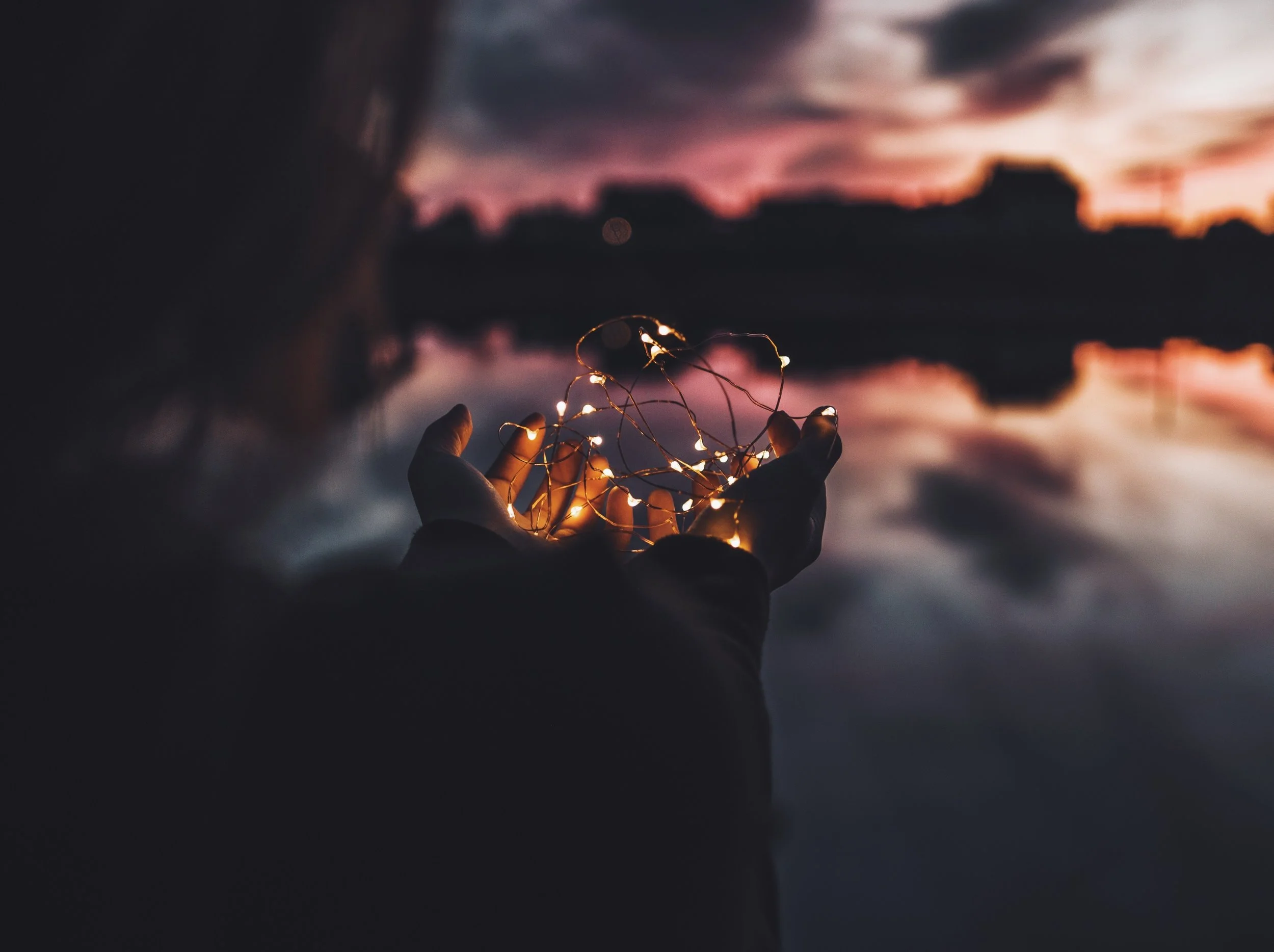 HOLDING LIGHT naletu- copy.jpg