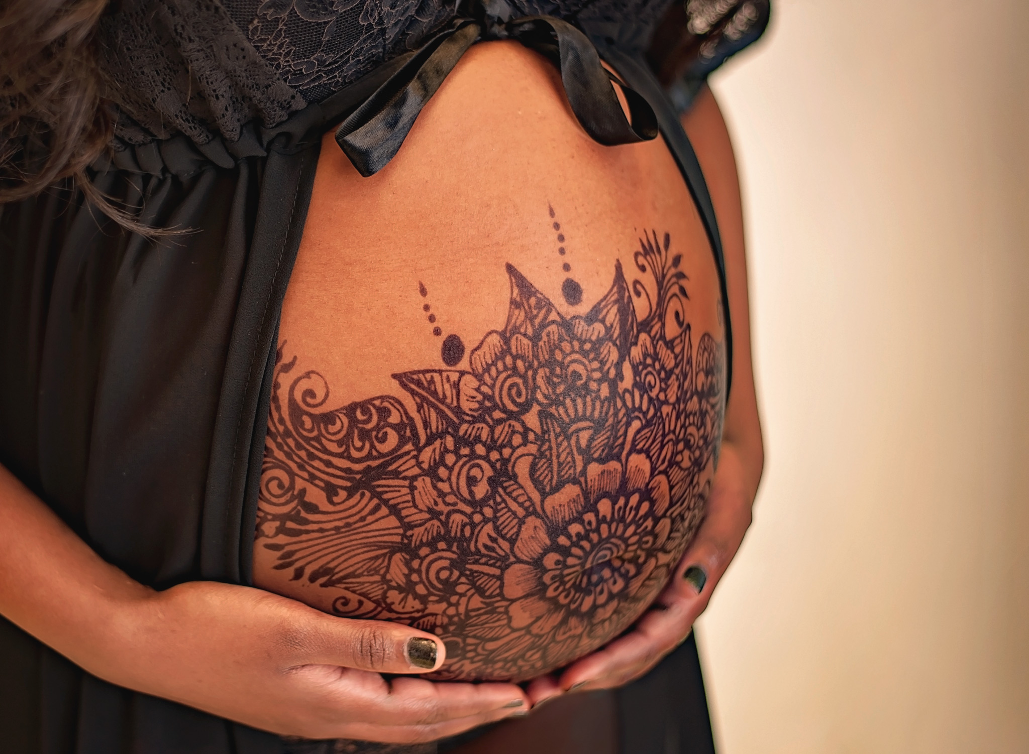 big-fish-stories-maternity-photography-henna-belly.jpg
