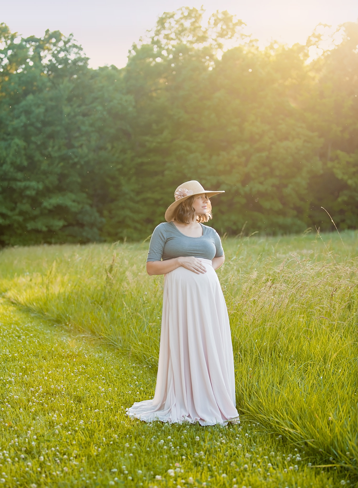 maternity-photo-in-field-at-sunset-columbus-ohio.jpg