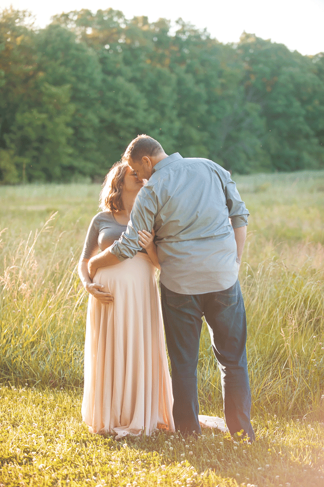 maternity-photo-in-field-glowy-look-columbus-ohio.png