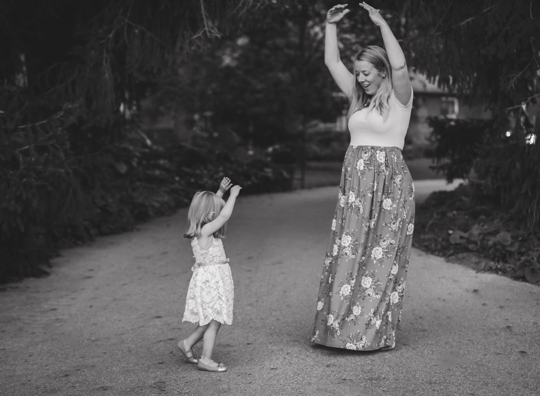 mom-and-daughter-dancing-outside-columbus-ohio.jpg