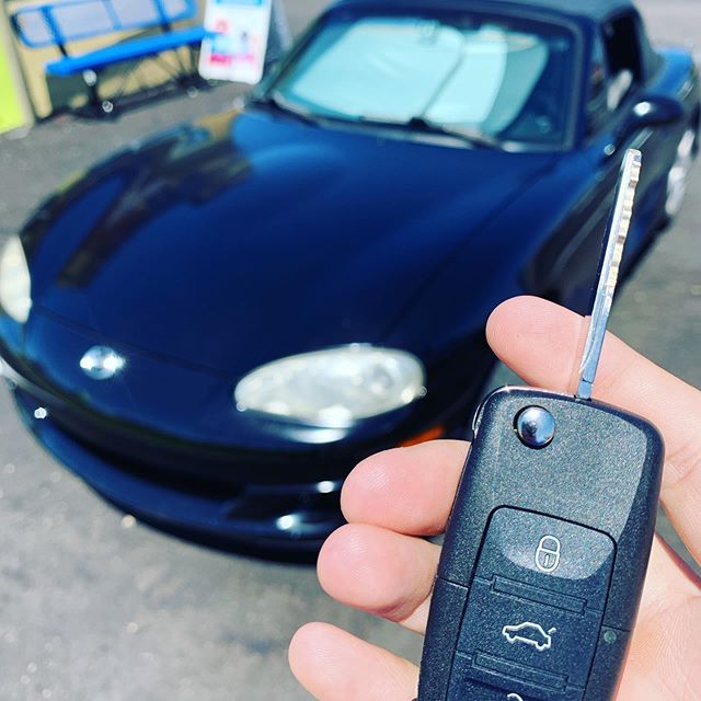 Programming a Mazda Miata key remote. #mazda #miata #keys #awesome #savemoney