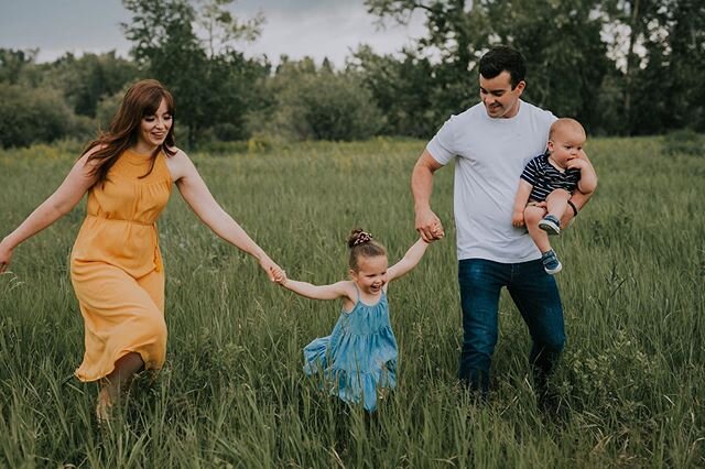 Will be featuring families from the minis as I continue to edit all these shots! I have a hard time narrowing down images to edit with each family😶 it's a good problem to have because it means all the families ROCKED their session🙌

T-1 day without